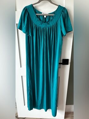 Vintage Miss Elaine Classic Teal Women’s Size L Nightgown Embroidered Neckline